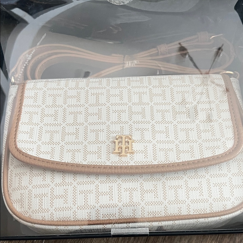 New TOMMY HILFIGER 
TH MONOPLAY FLAP CROSSBODY BAG
